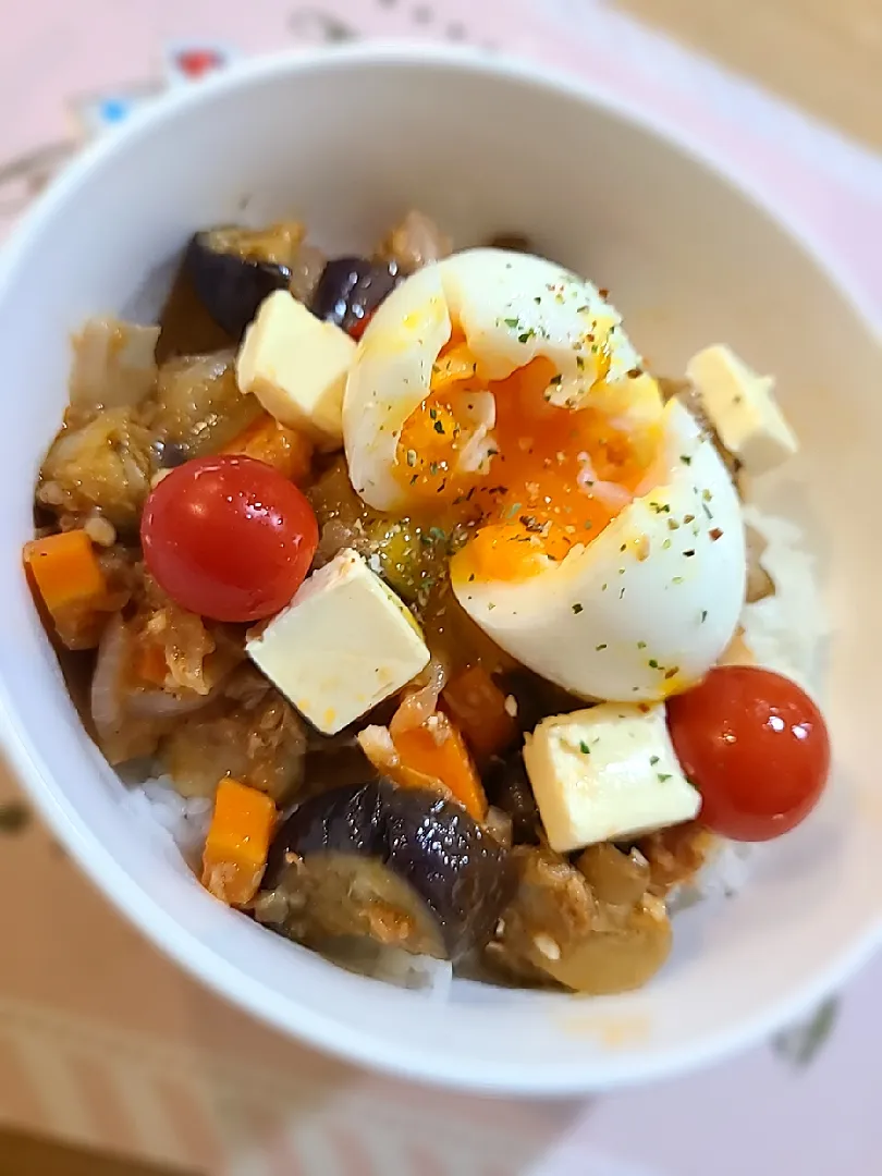 ツナとクリームチーズのカポナータ丼
🥚半熟卵のせ😋|みぽりん♪さん