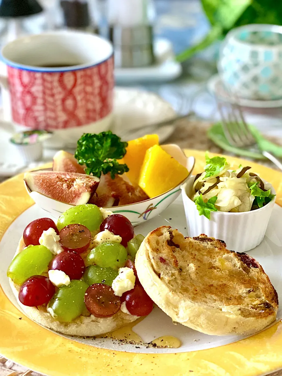 ぶどうとクリームチーズのイングリッシュマフィンで朝食💕果物への愛が強すぎる〜😆|paaruさん