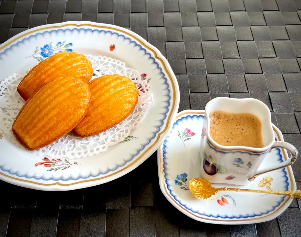 エスプレッソとマドレーヌでお茶を。　椎名真知子さんのレシピで焼きました。😋|milanmilanさん