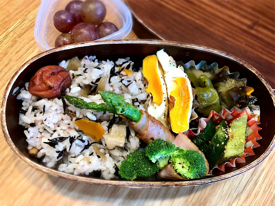 Snapdishの料理写真:サラ弁　　　　　　　　　　　　　　　　　　ひじき飯　アスパラのベーコン巻き　茄子とピーマンの味噌煮　目玉焼き　胡瓜の酢物|じゅんさんさん