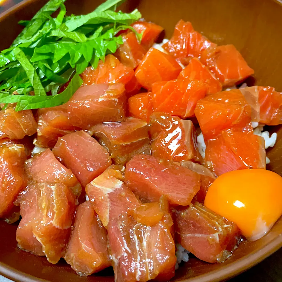 サーモンとマグロの漬け丼|ゆるゆるさん