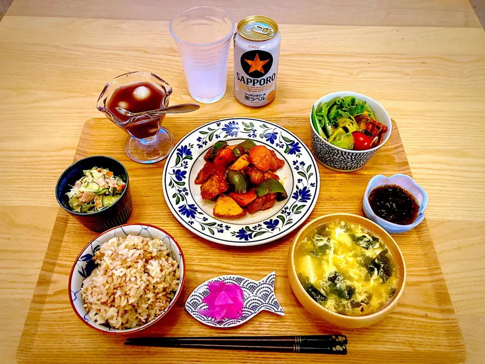 今日の夕食　酢豚　卵と豆腐とわかめの中華スープ　サラダ　ポテトサラダ　もずく酢　桜漬け　もち麦入り胚芽米　冷やし白玉ぜんざい|ふわ猫はなちゃんさん