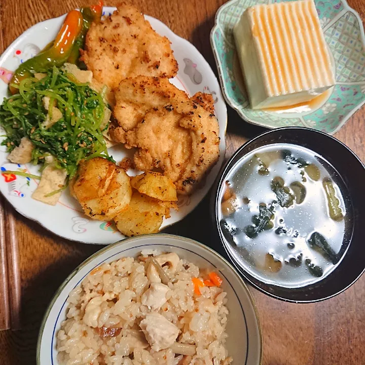 Snapdishの料理写真:鶏むね肉の唐揚げ
間引き菜とうすあげのごま和え
炊き込みご飯
冷奴
味噌汁|たつかばさん