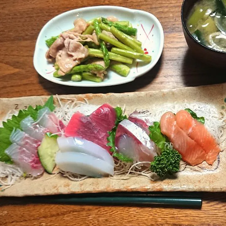 お刺身(鯛 鮪 烏賊 鰤 サーモン)
豚肉とアスパラの炒め物
味噌汁|たつかばさん