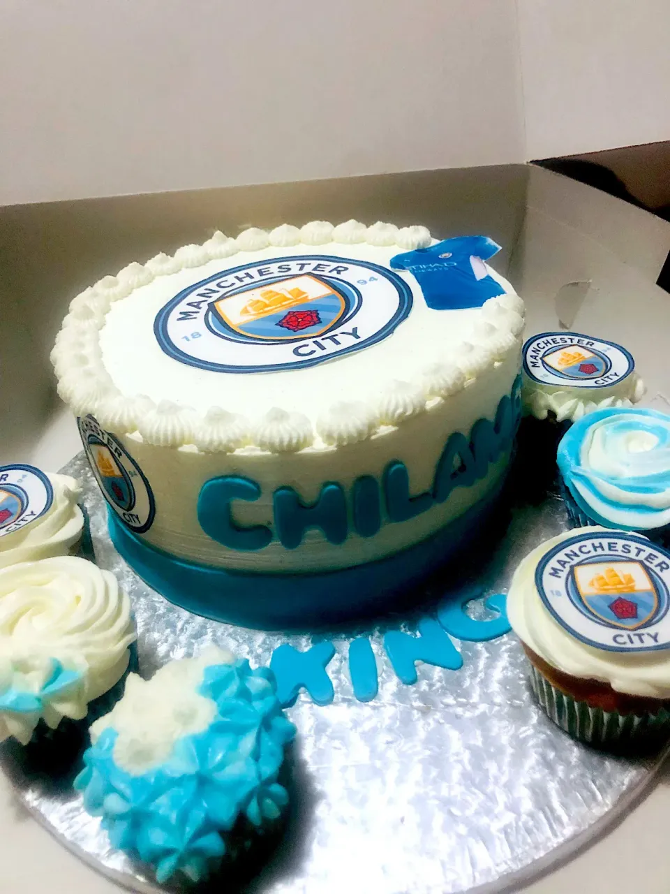 Manchester themed cake|babylove2012さん