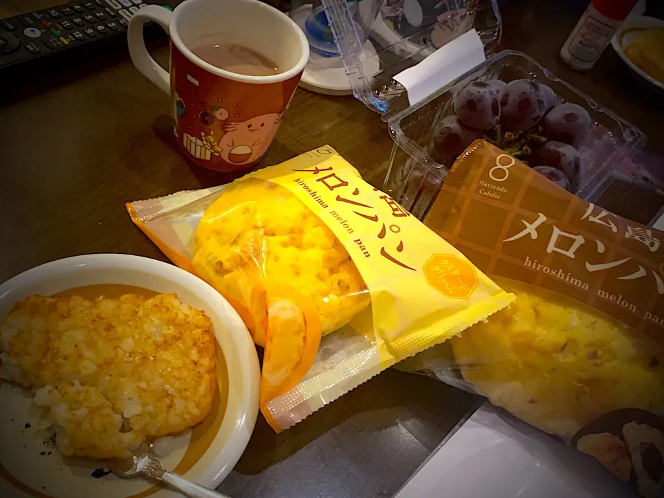 Snapdishの料理写真:ハッシュドポテト　クレイジーソルト　ココアオレ☕️　ぶどう藤稔🍇　広島メロンパン🍈|ch＊K*∀o(^^*)♪さん