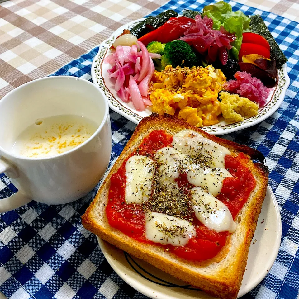 今日の朝ごはん★トマト缶とチーズのシンプルピザトースト|riko30294さん