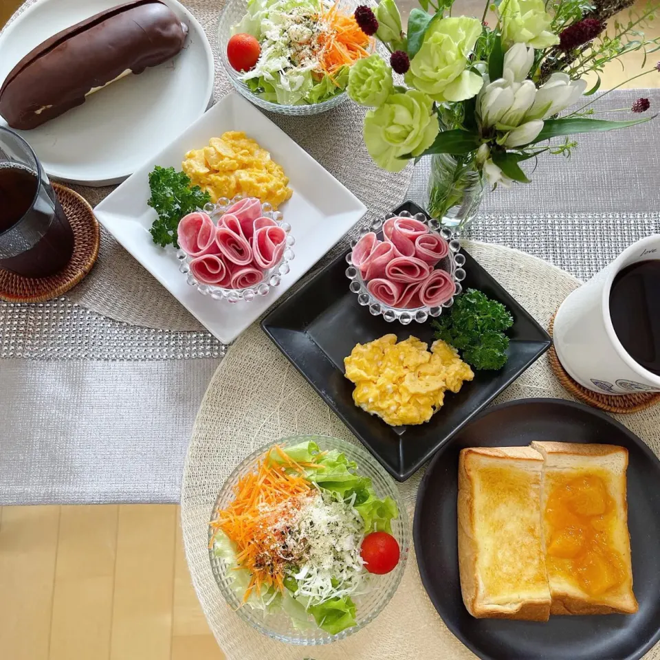 Snapdishの料理写真:9/11❤︎休日モーニング🌱
・黄金桃ジャムトースト（乃が美食パン）
・チョコクリームパン
・ボロニアハム
・スクランブルエッグ
・グリーンサラダ|Makinsさん