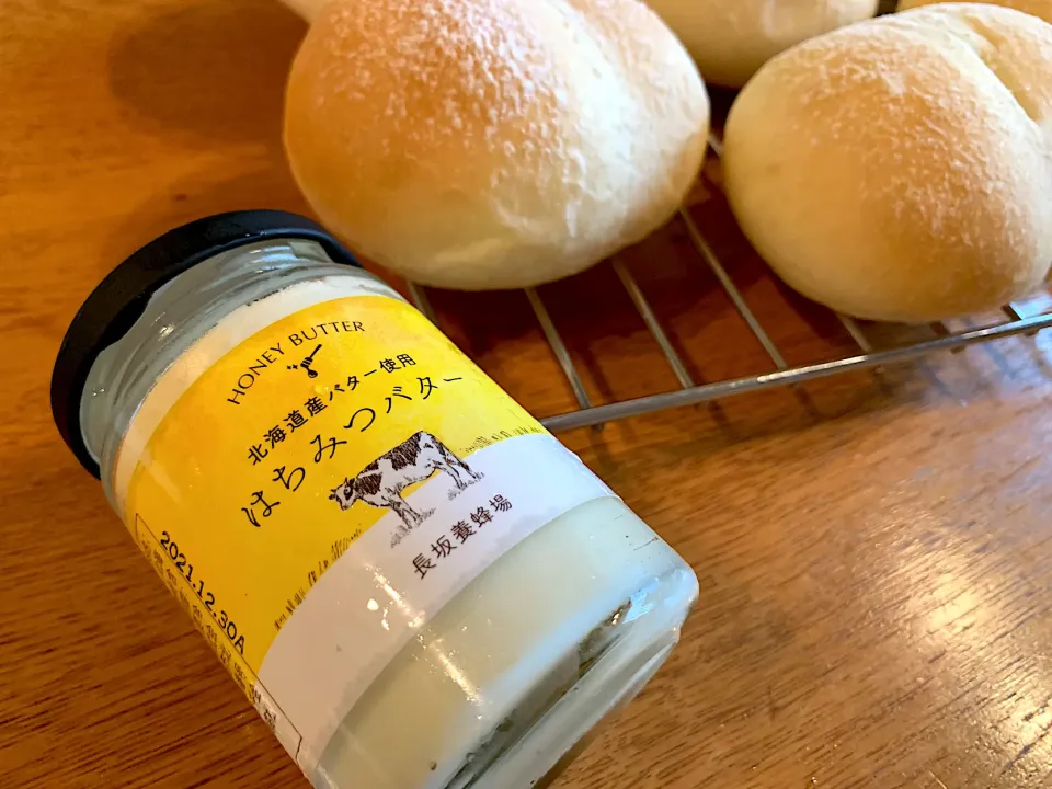 はちみつバター付けて食べるんだ🍯白パン|いちごさん