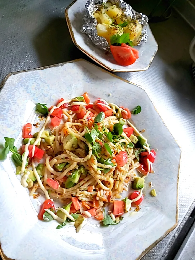 アメーラトマト🍅とアボカドの
冷製パスタ🍀
じゃがいも🥔のホイル焼きとともに✨|kazu sさん