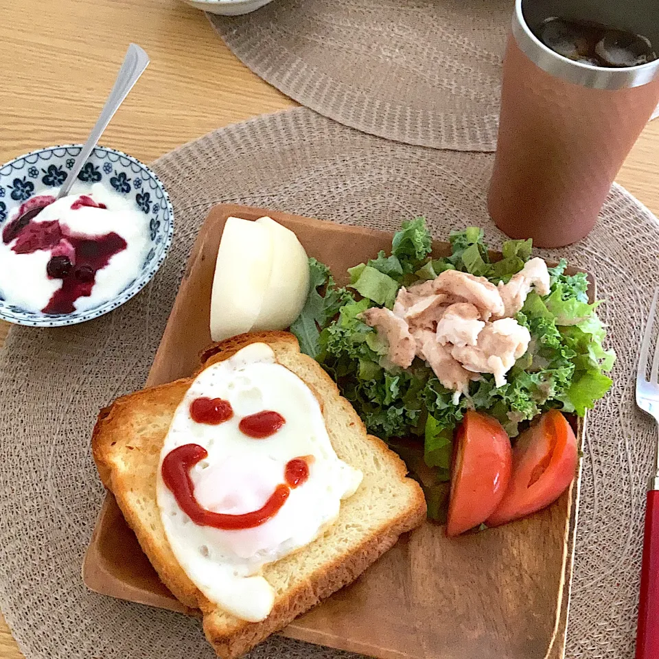 目玉焼きトーストで朝食|ツインうさぎさん