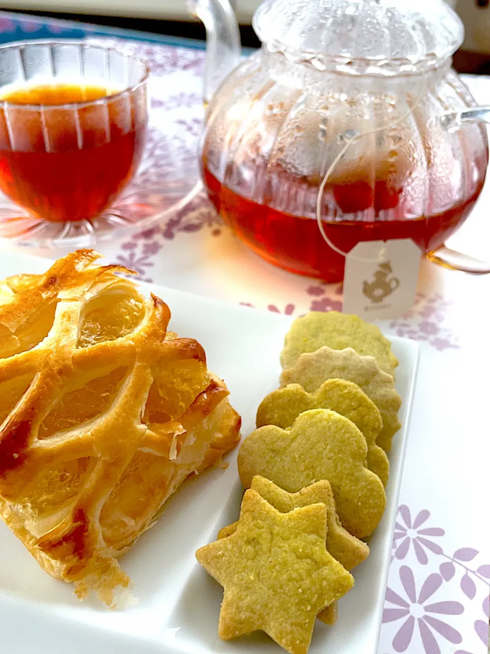 Snapdishの料理写真:朝ごはん。緑茶クッキーとアップルパイと紅茶(ﾉ*°▽°)ﾉ|舞さん