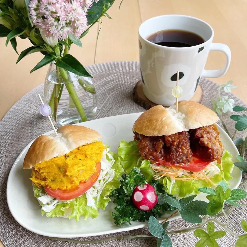 Snapdishの料理写真:9/11❤︎鶏手羽の甘辛揚げサンド&かぼちゃサラダサンド🌱✨
〈サンド具材〉
・生ろおるパン
・鶏手羽の甘辛揚げ
・かぼちゃサラダ
・フリルレタス.キャベツ.人参.トマト|Makinsさん