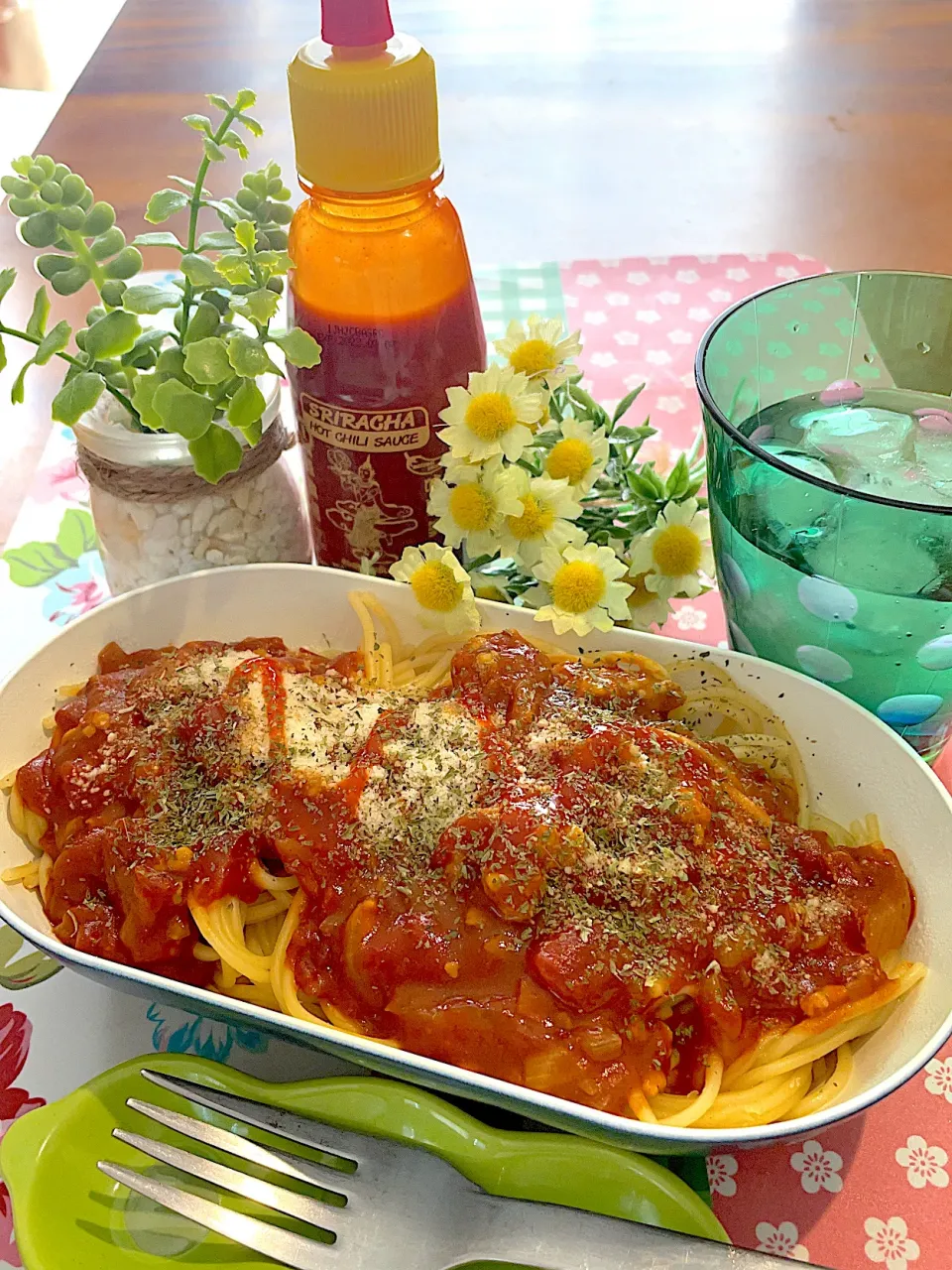 シラチャーふりふり手作りミートパスタ🍝|🌼はなちゃん🌼さん