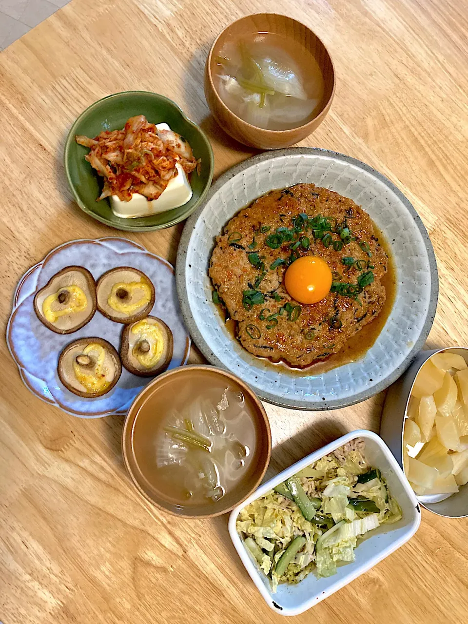 9/10番ご飯〜🤤オニオンと芋づるのコンソメスープ、ジャンボつくね、キムチ奴、椎茸マヨ焼き、豚しゃぶサラダ、糠漬けたくあん|さくたえさん