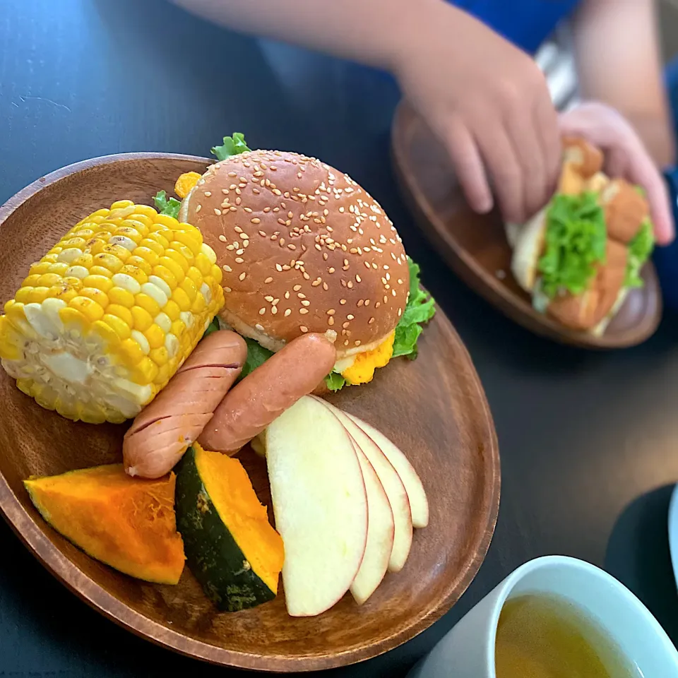 子供とハンバーガーの朝食|Tammyさん