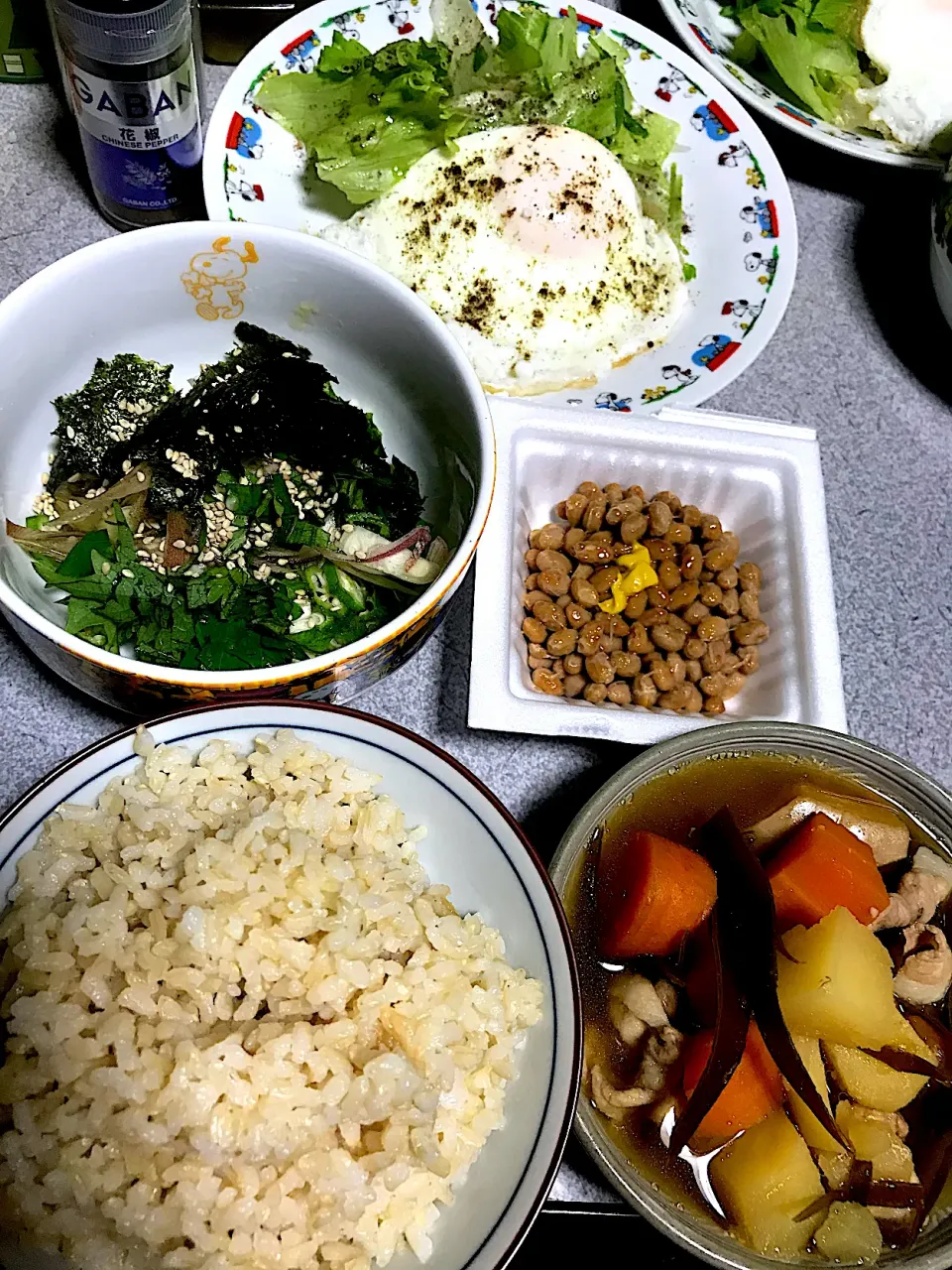 肉じゃがは飲み物！ある意味味噌汁かわりに。 #夕飯 ロウカット玄米ご飯、ピーナッツカボチャ肉じゃが、薬味(オクラ海苔ミョーガ胡麻ネギ)、粕川なっとう小粒、目玉焼き(ターンオーバーじゃないやつ)レタスサラダ|ms903さん