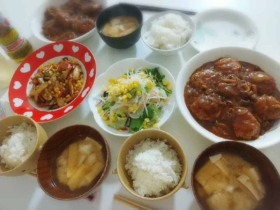 夕食(*^^*)
煮込みハンバーグ
エリンギとウインナーのコーンバター炒め
大根サラダ🥗
お味噌汁(鱈、油揚げ、豆腐)|プリン☆さん