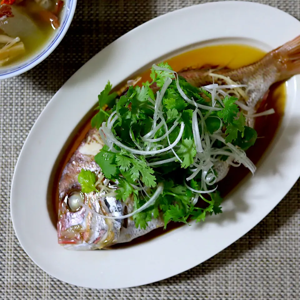 電鍋で清蒸魚🇹🇼|かおるさん