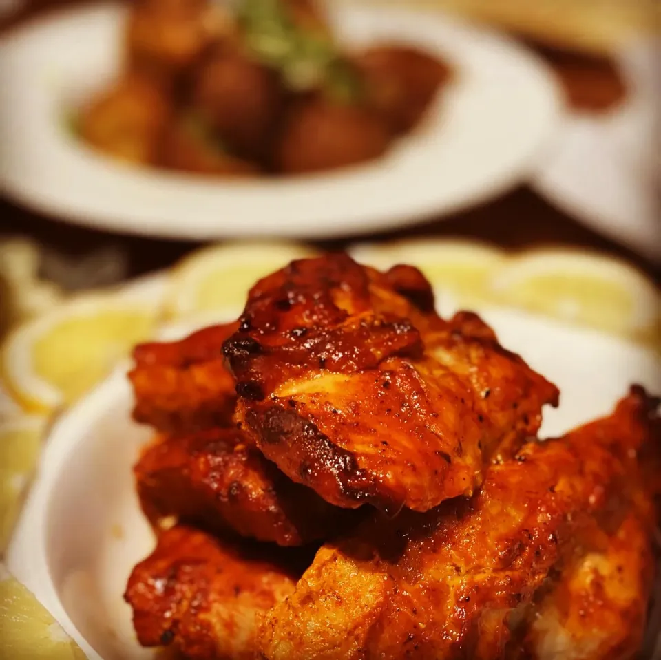 Saturday Dinner 
Roasted BBQ Tikka Chicken with a lemon , Roasted Garlic Butter New Potato with Naan Bread , with poppadoms with mango chutney 
Tomato salad wit|Emanuel Hayashiさん