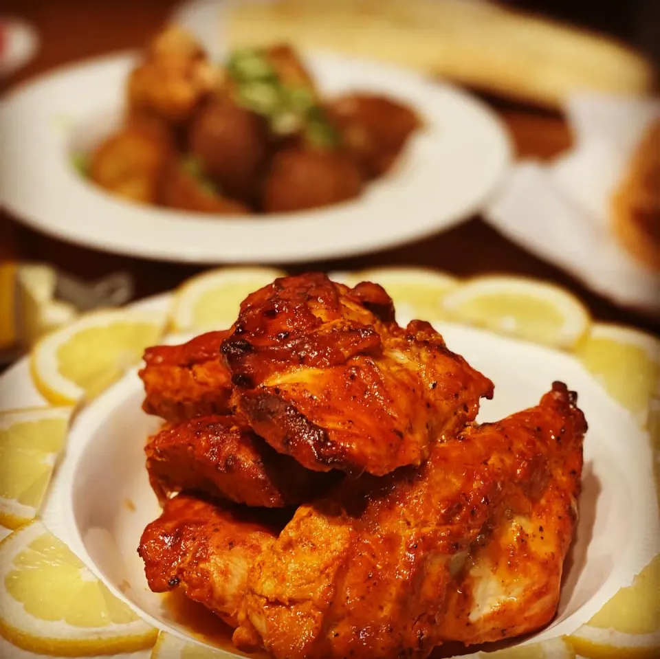 Saturday Dinner 
Roasted BBQ Tikka Chicken with a lemon , Roasted Garlic Butter New Potato with Naan Bread , with poppadoms with mango chutney 
Tomato salad wit|Emanuel Hayashiさん