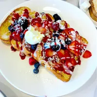 Snapdishの料理写真:🧇🍞Very Berry French Toast🍓🫐|KyaNNさん