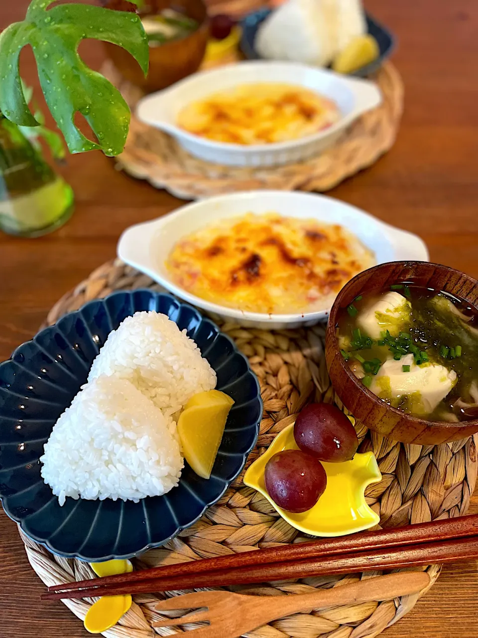 Snapdishの料理写真:山芋の和風グラタン、おにぎり、あおさとしめじのお味噌汁、ピオーネ|ＭＡＲＵＥ家の食卓さん