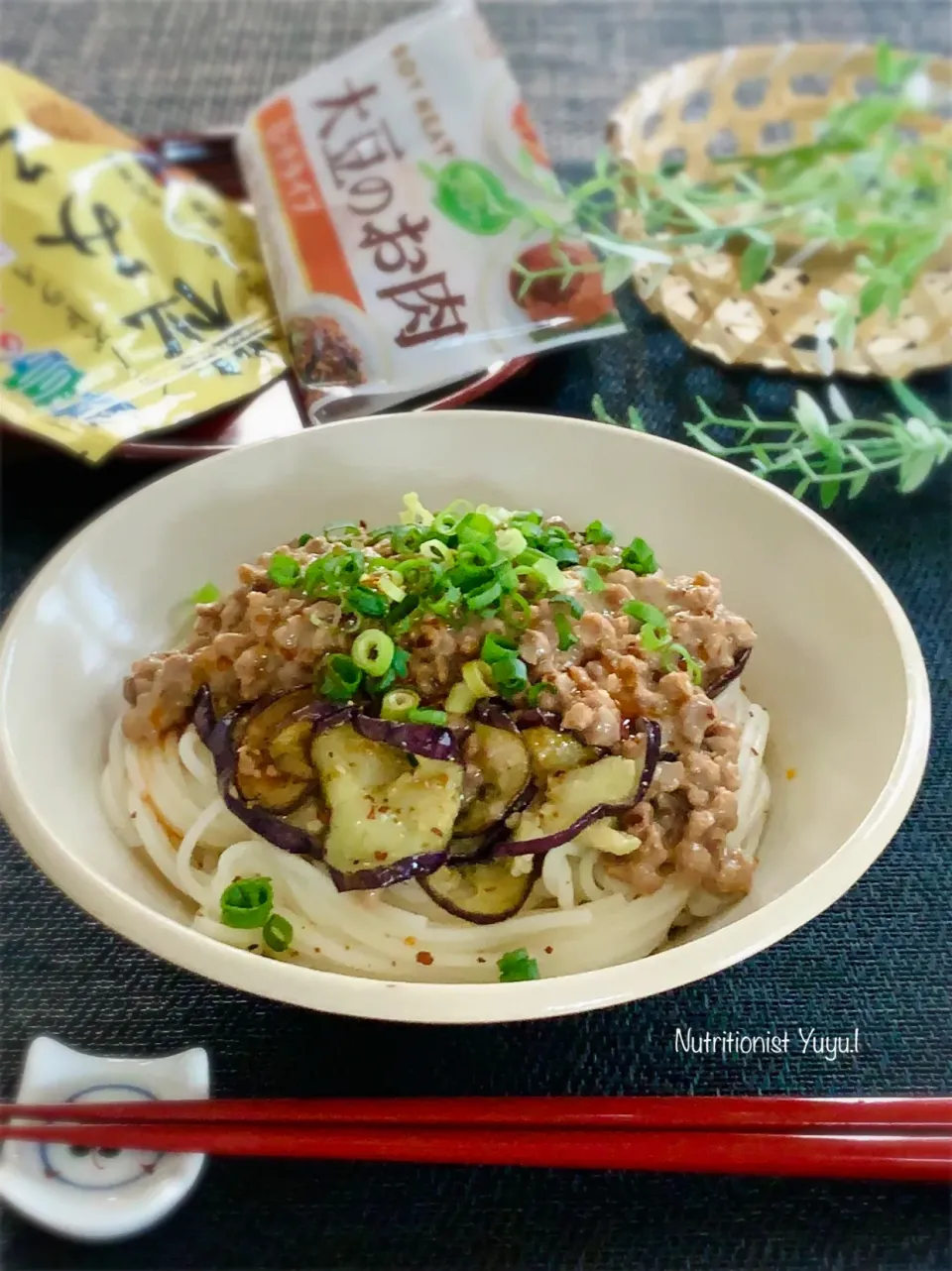 火を使わない大豆肉みそでピリ辛なすジャージャーうどん|ゆーこどんさん