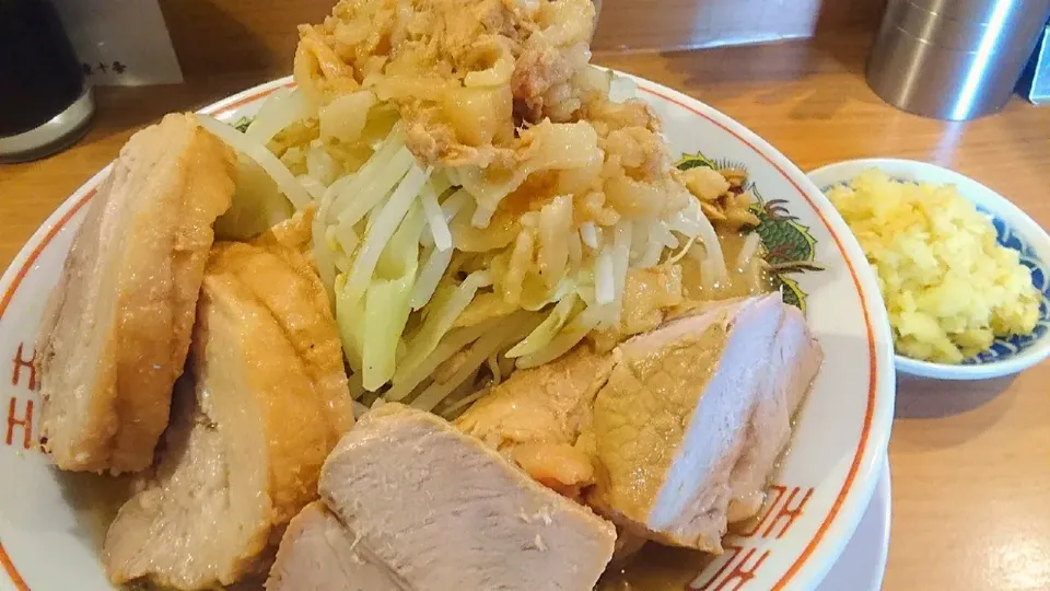 Snapdishの料理写真:【生姜/ラー油トッピング提供中】
麺処ほん田 東十条店
ミニラーメン（150g,850円）
＋チョイ豚増し（200円）
＋生姜（別皿、50円）
＋ヤサイちょいマシ（無料）
＋ニンニクちょい増し（無料）
＋アブラマシ（無料）
@東十条4分
（赤羽から徒歩25分）
21199|大脇さん