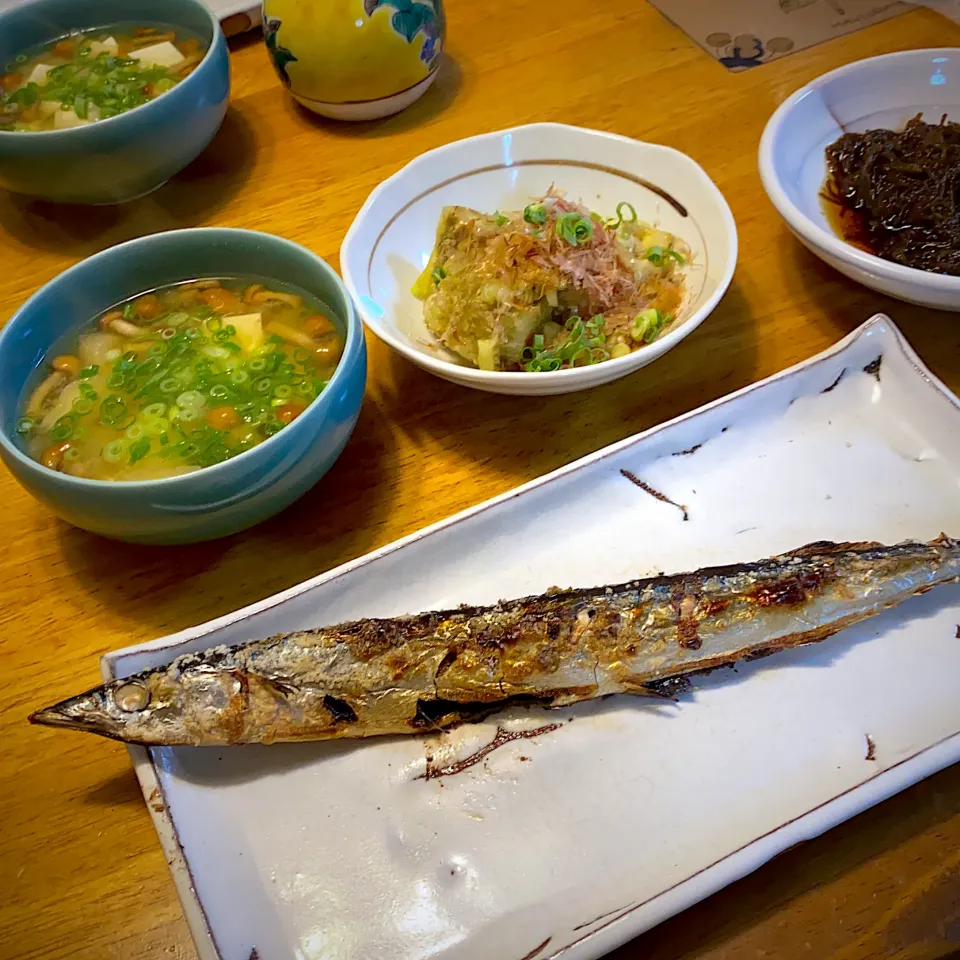 秋刀魚の塩焼きと、モズクと、焼き茄子と、豆腐となめこと南瓜の味噌汁|もえさん