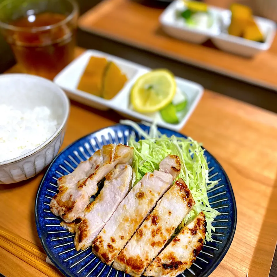 豚肉の塩麹焼き　かぼちゃ煮　大根きゅうりのはちみつレモン漬🍋|ちぐあささん