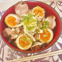 Snapdishの料理写真:九条ねぎと自家製チャーシューの煮玉子丼🤤|よわむしたこぴっぴさん