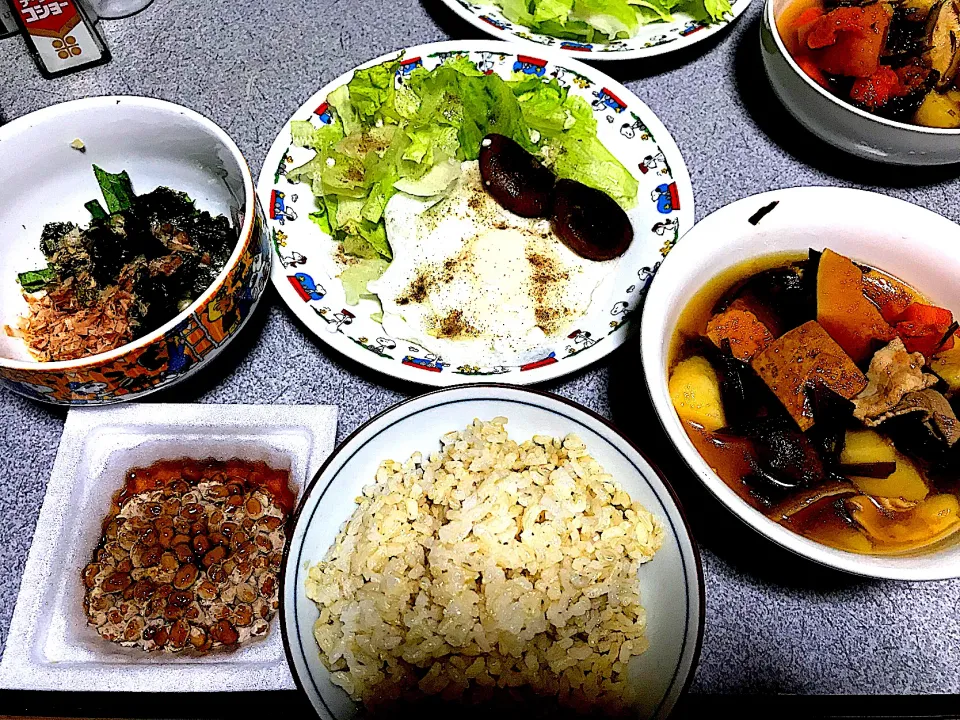 肉じゃがは飲み物！味噌汁かわりにちょーどいい #夕飯　ロウカット玄米ご飯、ピーナッツカボチャ肉じゃが、椎茸焼き、目玉焼き(ターンオーバーじゃないやつ)、レタスサラダ、薬味(おかかミョーガしそ)、酢納豆|ms903さん