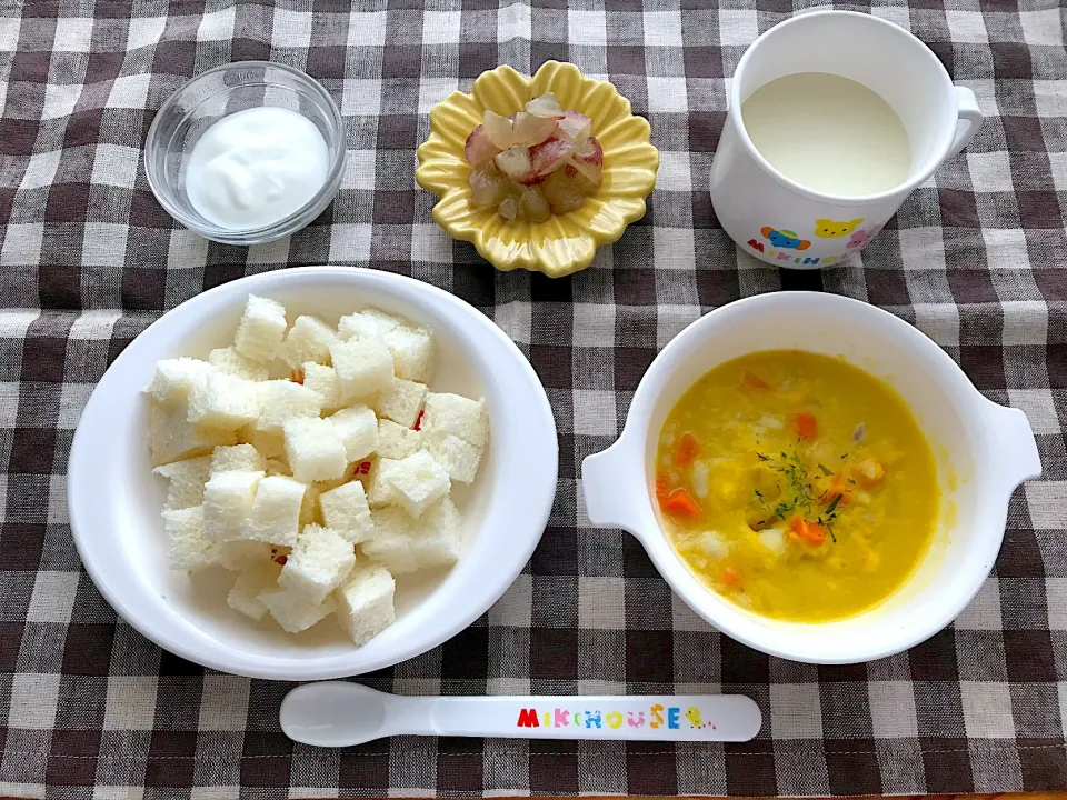 【離乳食】たらと野菜のコーン和え、食パン、ヨーグルト、ぶどう、ミルク|sayaさん