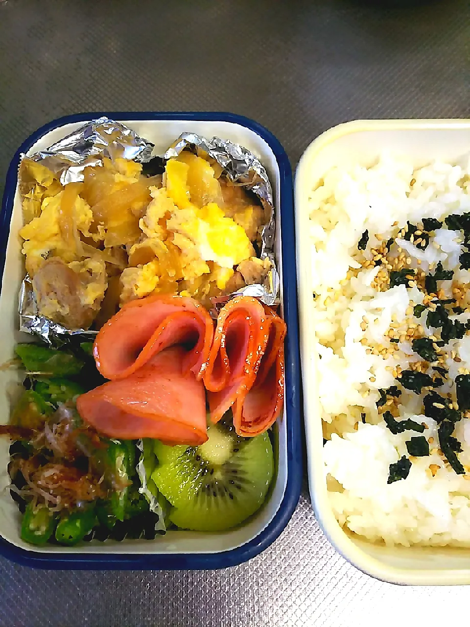 Snapdishの料理写真:親子丼の具
おくらのおかかあえ
ハム焼き
キウイ
補食🍙
チョコパイ|ぱんださん