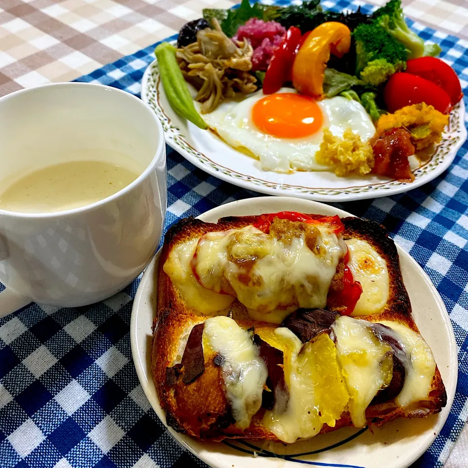 今日の朝ごはん★焼き芋とピーマンの肉詰めのチーズトースト|riko30294さん