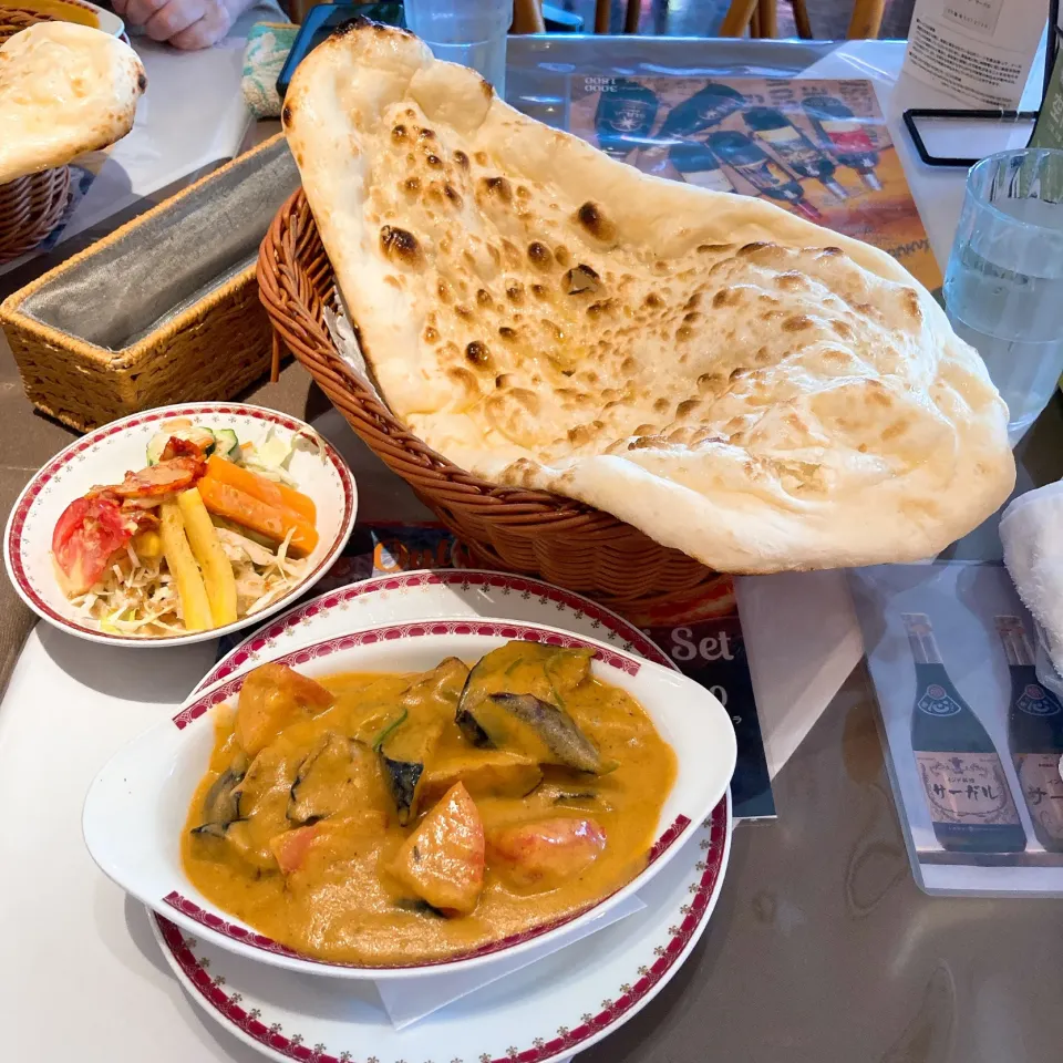 ナスとトマトのカレーとナン🍆🍅🫓|ちゃみこさん