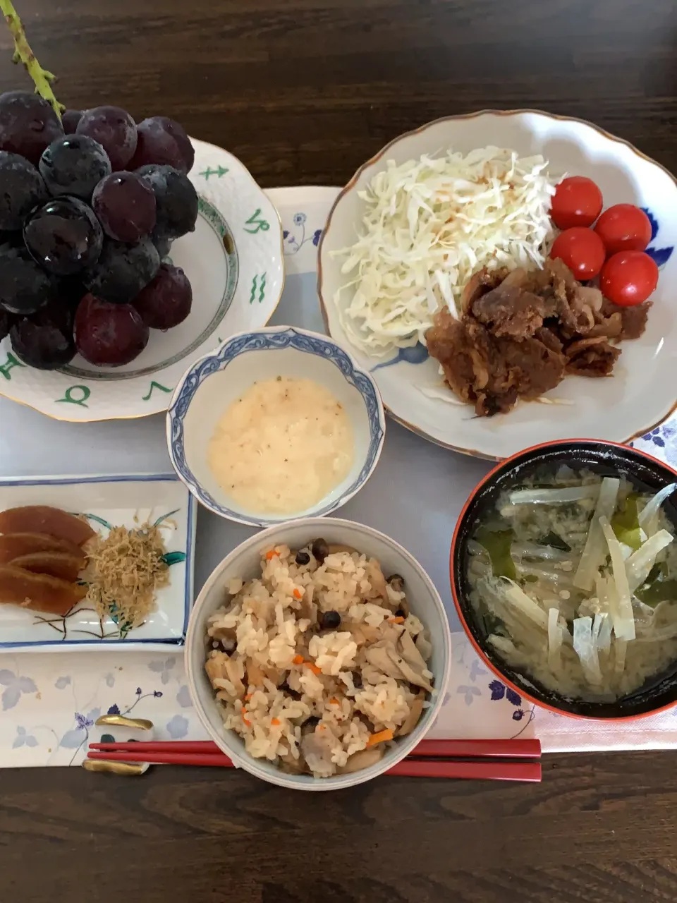 秋ですねぇ〜。きのこの炊き込みご飯と豚肉の生姜焼き、ご立派な、巨峰🍇|tamemitiさん