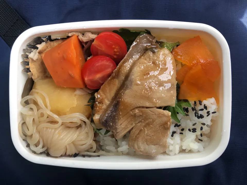 Snapdishの料理写真:照り焼きになったブリ刺し弁当【昼めし】|超絶トルーマン石6さん