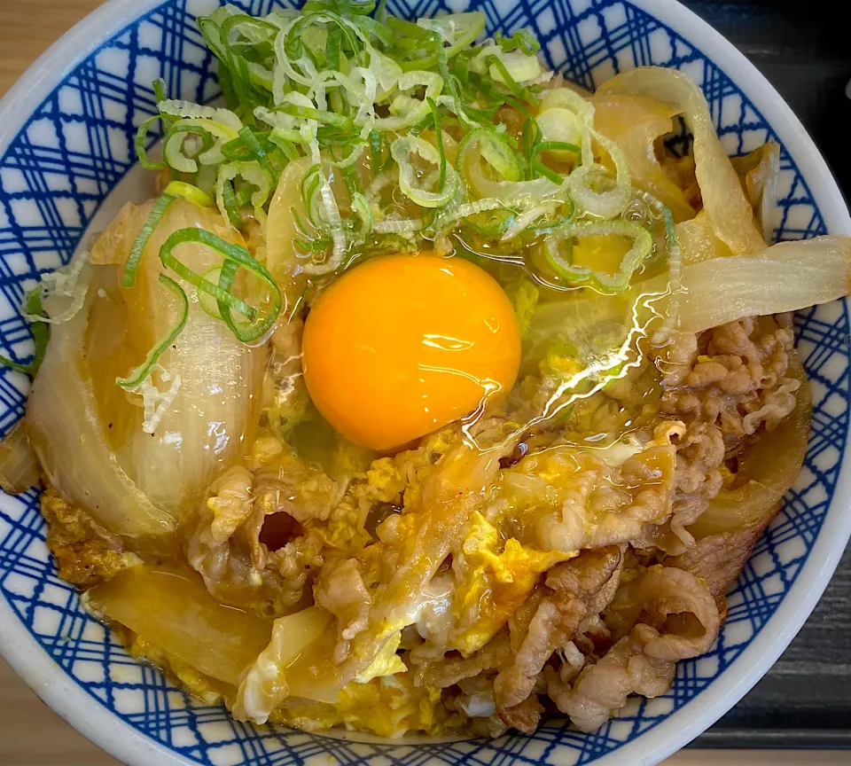 月見牛とじ丼肉増し 吉野家|すくらんぶるえっぐさん