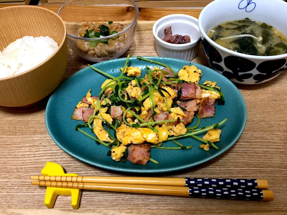 Snapdishの料理写真:ベーコンと豆苗の卵炒め|saknさん