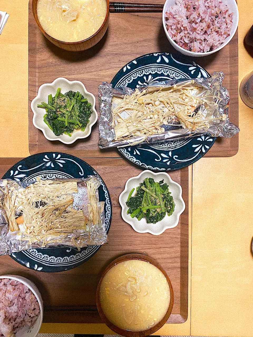 Snapdishの料理写真:鮭のホイル焼き❁︎ほうれん草の胡麻和え❁︎えのきと卵のお味噌汁|まゆさん