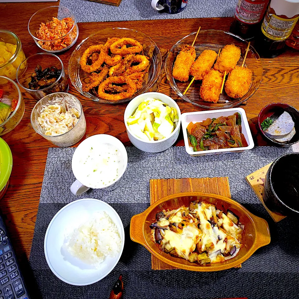 ごはん、串カツ、イカ唐揚げ、茄子と玉ねぎの味噌チーズ焼き、常備菜、漬物|yakinasuさん