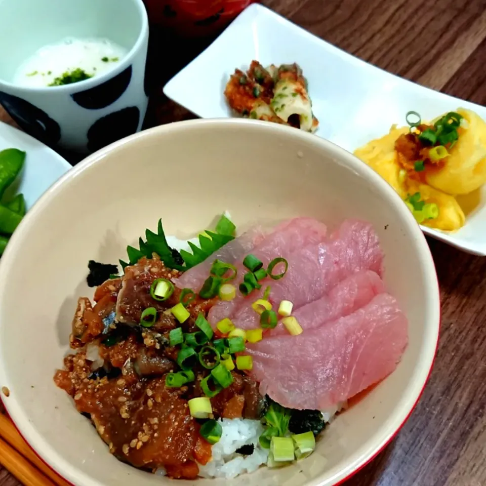 Snapdishの料理写真:びんとろとあじのごま漬け丼|ゆりちさん