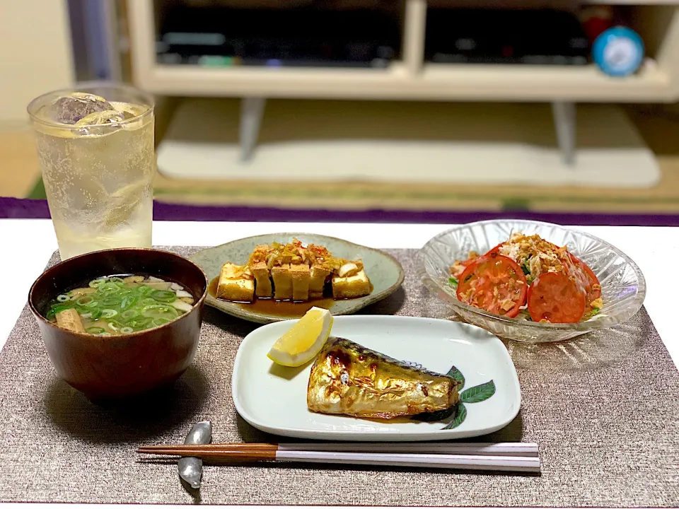 晩ごはん。焼きサバ、舞茸と豆腐のお味噌汁、厚揚げ油淋鶏風、トマトサラダ。|yukiさん