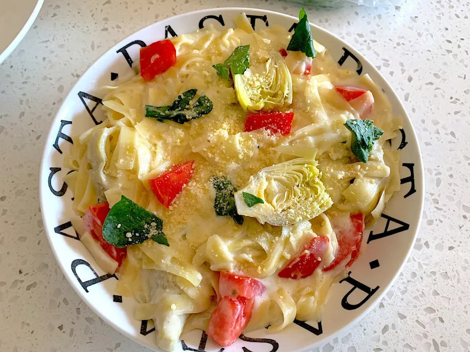 Snapdishの料理写真:Pasta Alfredo Primavera with Artichoke hearts, tomatoes, & Spinach|🌺IAnneさん