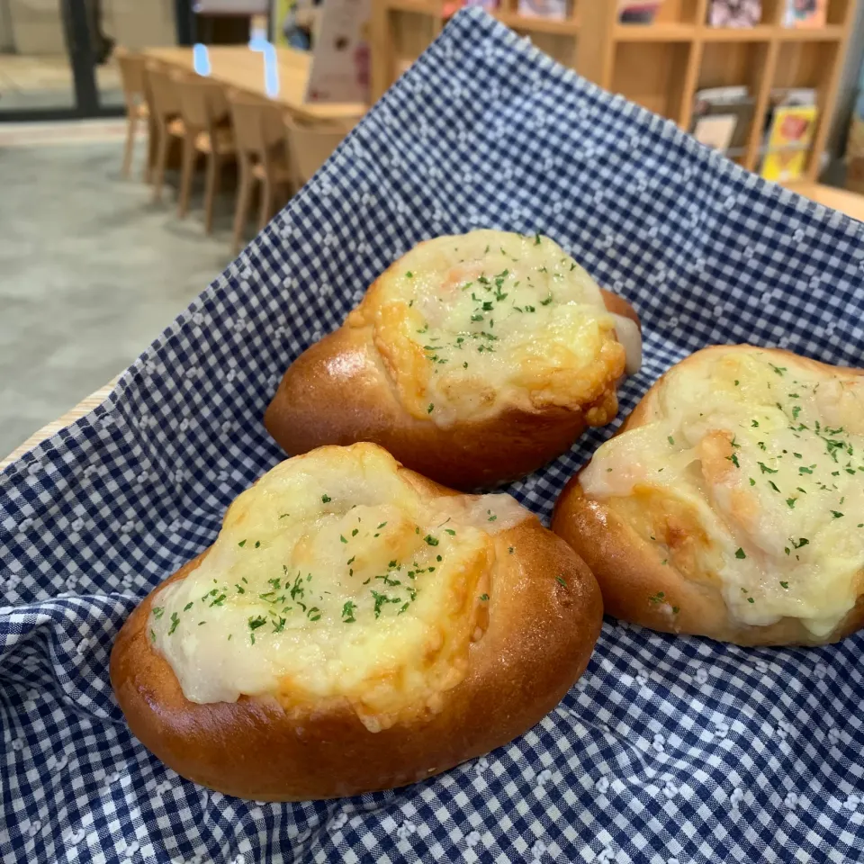 Snapdishの料理写真:ABCクッキング海老グラタンブレッド|らぴすらずり(らぴ)さん