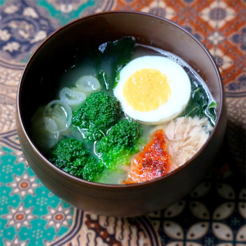 お椀の中で作るお味噌汁😊お弁当箱に入らなかったボイル野菜たまご🐟でテレワーク中のパパのお昼のお味噌汁|tamiさん