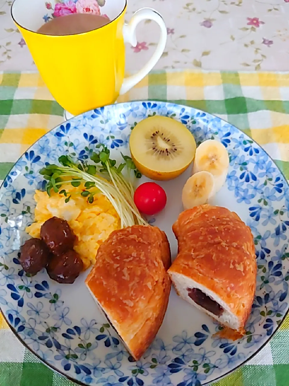 Snapdishの料理写真:ブランチです

雨なんです☔
肌寒いです|🍒ふみりん🍒さん