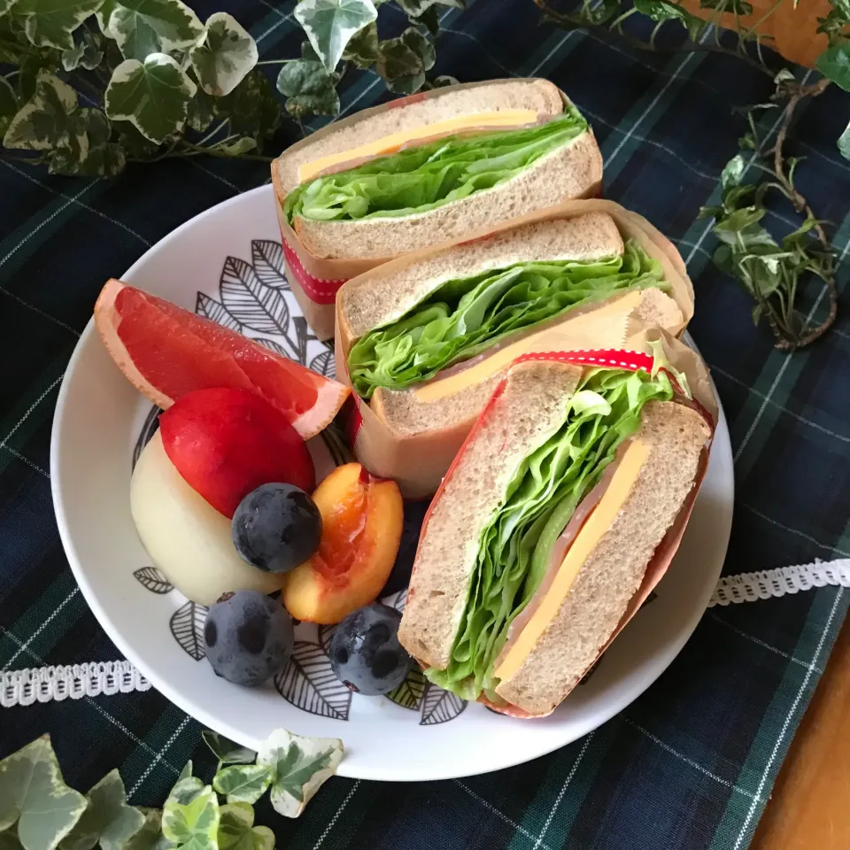 😪寝不足な朝のご飯は生ハム＋チーズ＋レタスの玄米パンサンド🥪|Hollyさん